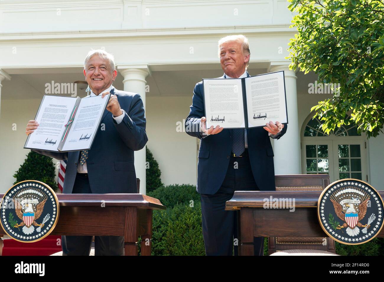 Präsident Donald Trump und Präsident der Vereinigten Mexikanischen Staaten Andres Manuel Lopez Obrador zeigen ihre Unterschriften nach der Unterzeichnung einer gemeinsamen Erklärung am Mittwoch, den 8 2020. Juli im Rosengarten des Weißen Hauses. Stockfoto