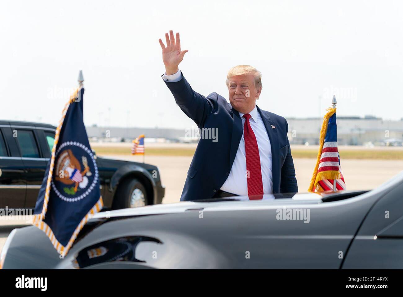 Präsident Donald Trump applaudiert und winkt, als er anerkennt, dass Massen auf der Fluglinie warten, nachdem er an einem Mittwoch, dem 21. August, die Air Force ausgeschifft hat. 2019 am Louisville International Airport in Louisville KY. Stockfoto