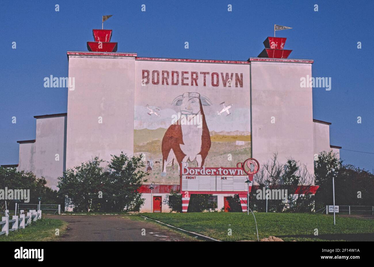 Bordertown Drive-in Theater blauer Himmel San Bernardo Avenue Laredo Texas Ca. 1982 Stockfoto