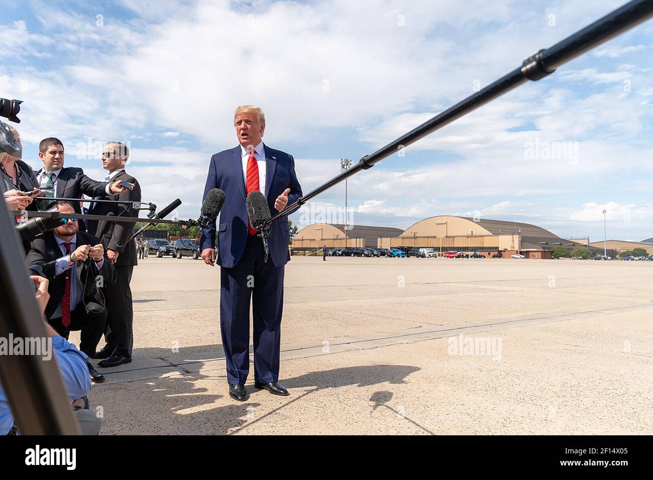 Präsident Donald Trump spricht mit Reportern, nachdem er an einem Donnerstag, dem 26 2019. September, die Luftwaffe in der gemeinsamen Basis Andrews MD Stockfoto