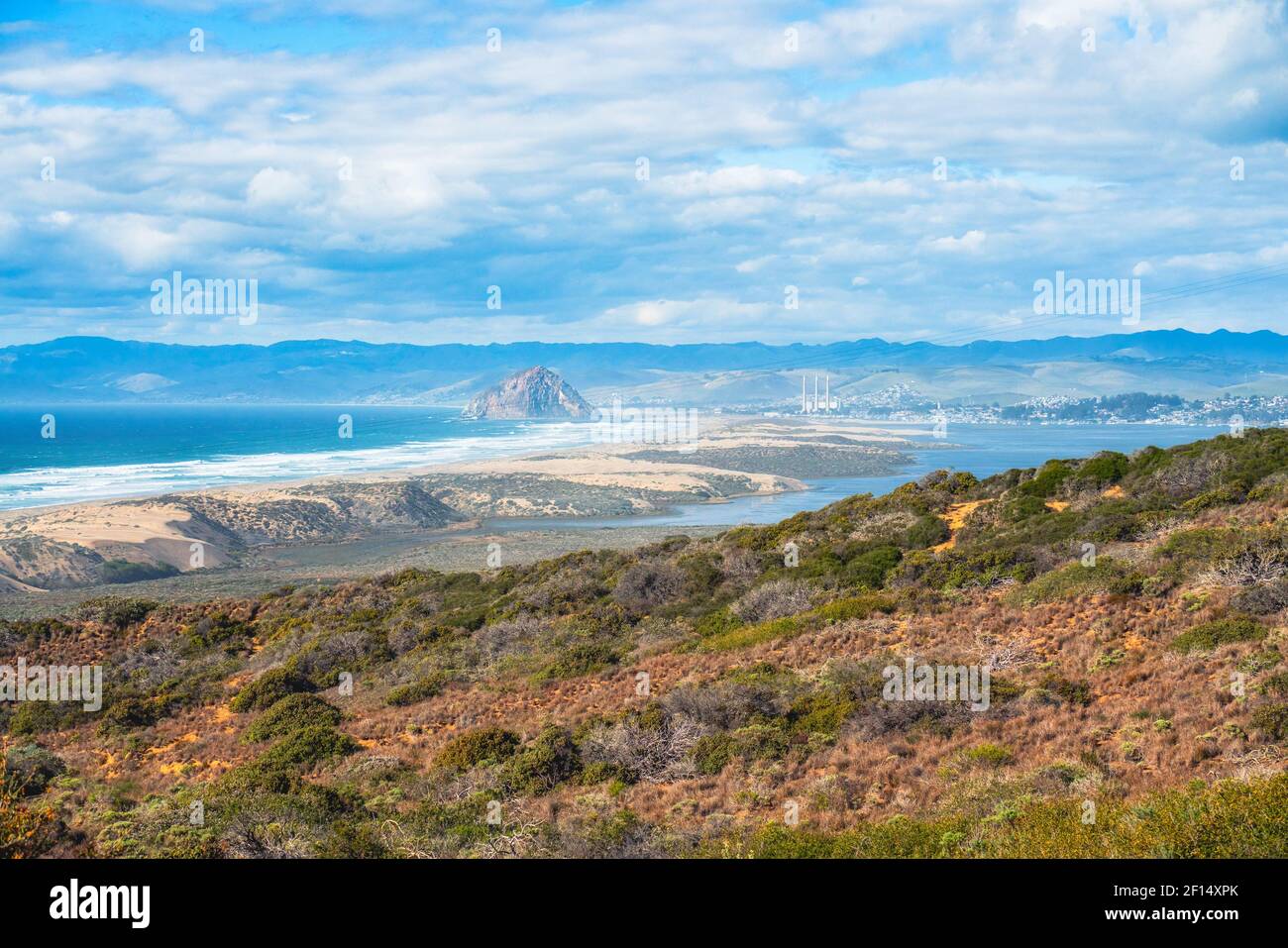 Montana de Oro State Park. Pazifik, Sandstrände, Klippen, Kalifornien Urwald, Silhouette von Morro Rock am Horizont. Beliebte touristische des Stockfoto