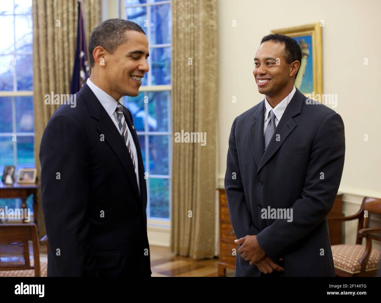 Präsident Barack Obama begrüßt professionellen Golfer Tiger Woods im Oval Office Montag, 20. April 2009. Der 14-fache Hauptgewinner besuchte das Weiße Haus Montag nach einer Pressekonferenz für die AT&T National, die PGA Tour Veranstaltung Woods Gastgeber im Congressional Country Club 29. Juni-Juli 5. Offizielles weißes Haus Foto von Pete Souza Stockfoto