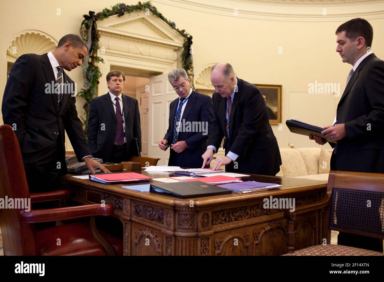 Präsident Barack Obama wird von Mike McFaul, Gary Samore, Tom Donilon, Und Eric Lebson im Oval Office, 30. November 2009 Stockfoto