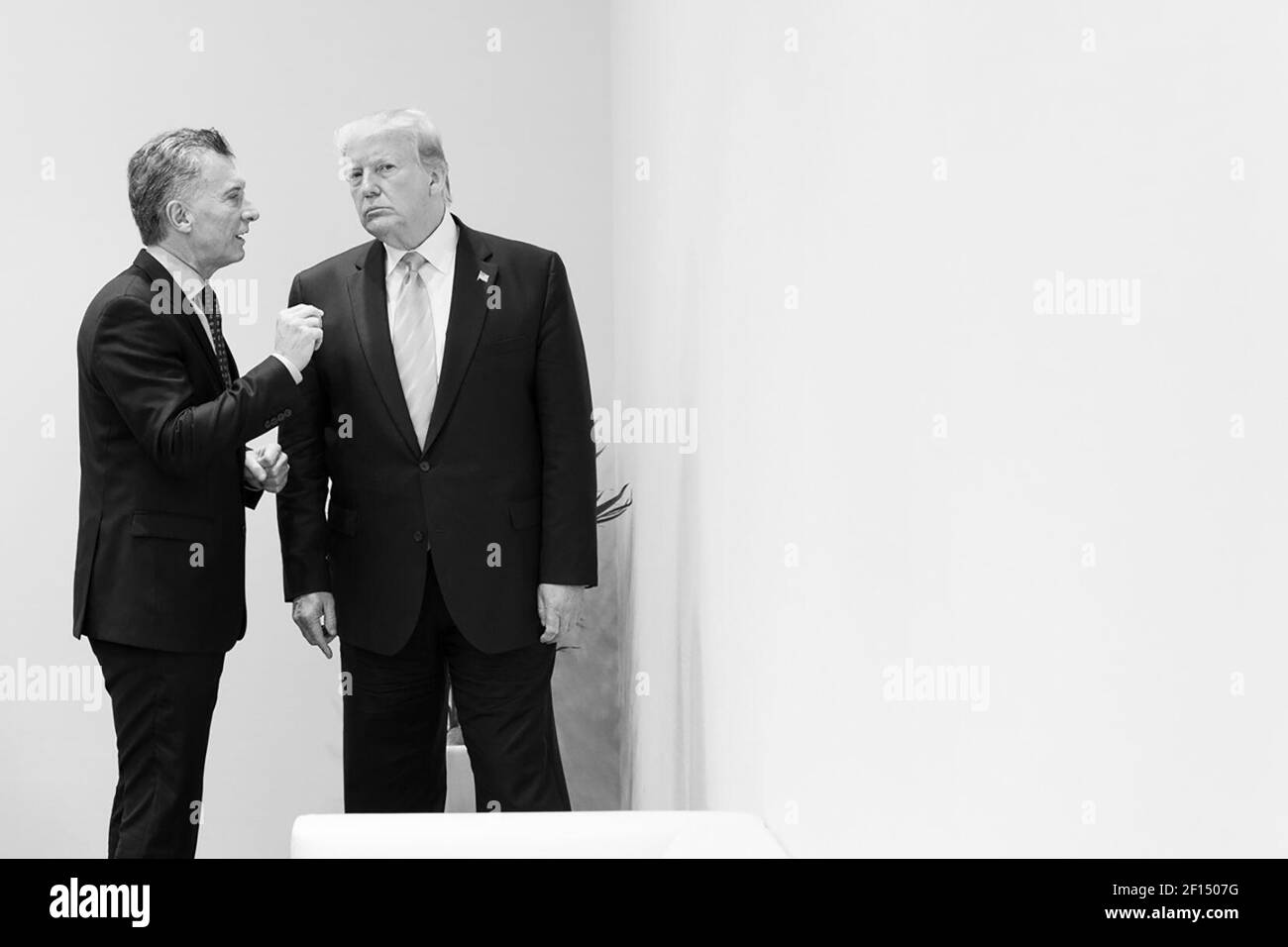 Präsident Donald Trump spricht mit dem argentinischen Präsidenten Mauricio Macri in der Leaders Lounge beim Japan Summit G20 am Freitag, den 28 2019. Juni in Osaka Japan. Stockfoto