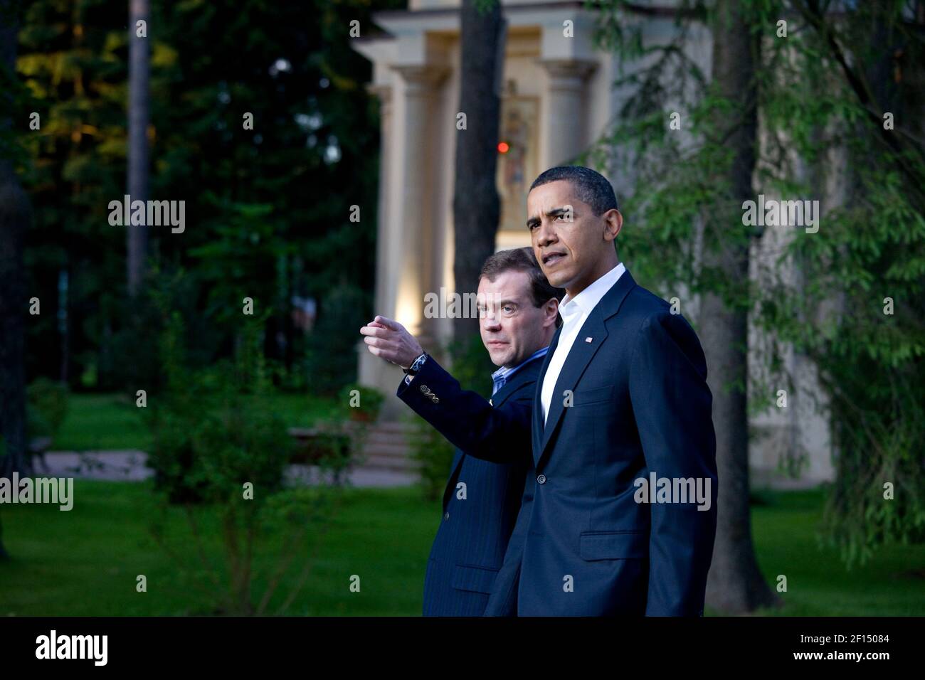 Präsident Barack Obama und First Lady Michelle Obama essen am 6 2009. Juli mit dem russischen Präsidenten Dimitry Medvedev und seiner Frau Svetlana Medvedeva in ihrer Datscha außerhalb von Moskau zu Abend. Stockfoto