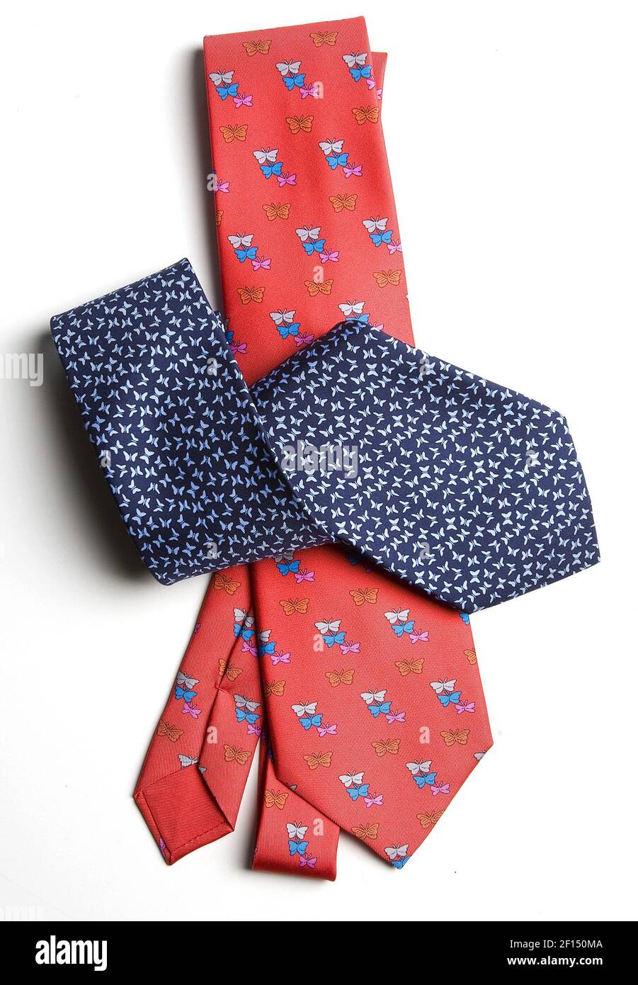 Mehrere Krawatten-Hersteller, darunter Hermes (hier in rot) und Ferragamo  (in blau) bieten Schmetterling-Motiv Halsware für Neiman Marcus'  100th-jähriges Jubiläum an. (Foto von Ross Hailey/Fort Worth  Star-Telegram/MCT/Sipa USA Stockfotografie - Alamy