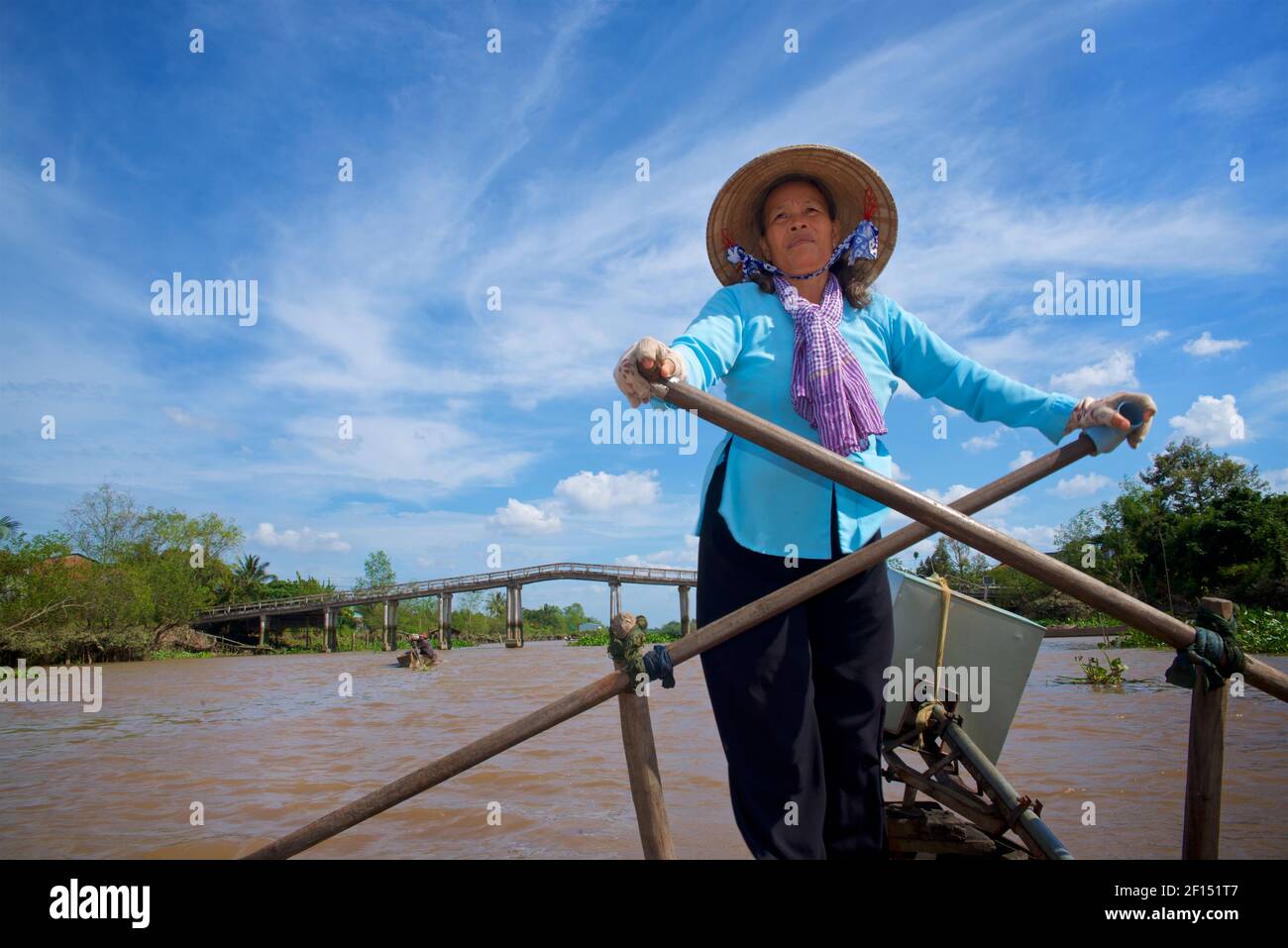 Vietnamesische Bootsfrau rudert ihr Boot. Can Tho, Mekong Delta Region, Vietnam Stockfoto