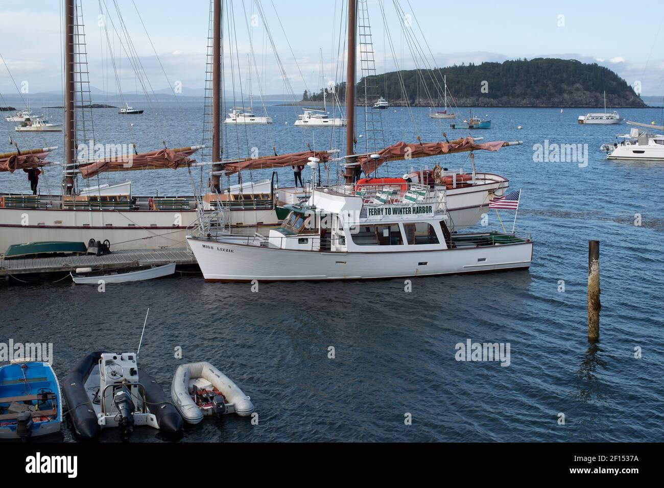 Boote in Frenchman's Bay, Bar Harbor, Maine. Sportangeln und auch kommerzielle Boote sind hier jeden Tag in der Saison. Fähren und Touristenboote sind auch hier. Stockfoto