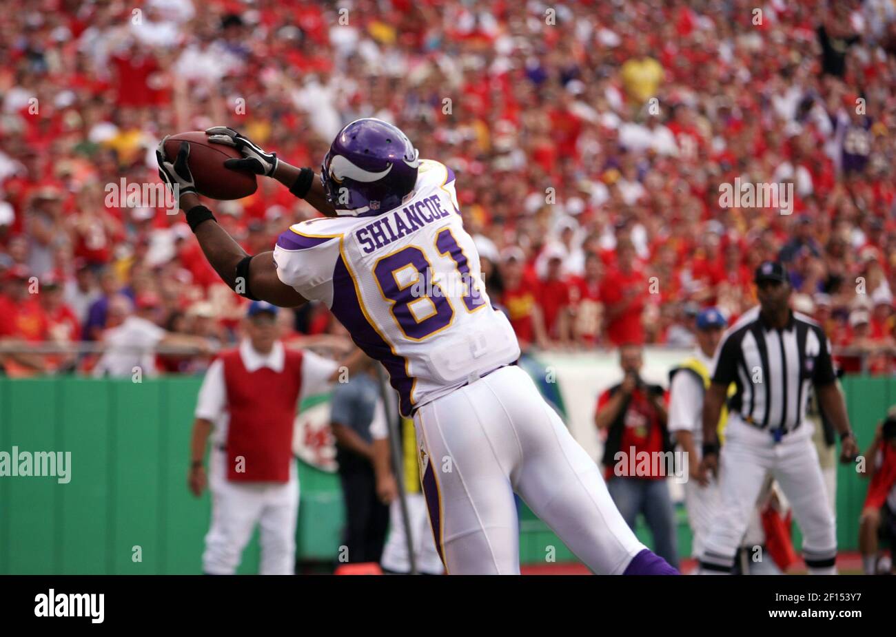 Die Minnesota Vikings' Visanthe Shiancoe schleppt in, was scheint ein Touchdown-Pass im zweiten Quartal gegen die Kansas City Chiefs sein, aber die das Spiel wurde ein unvollständiges entschieden. Die Chiefs besiegten die Wikinger, 13-10, im Arrowhead Stadium in Kansas City, Missouri, Sonntag, 23. September 2007. (Foto von Jeff Wheeler/Minneapolis Star Tribune/MCT/Sipa USA) Stockfoto