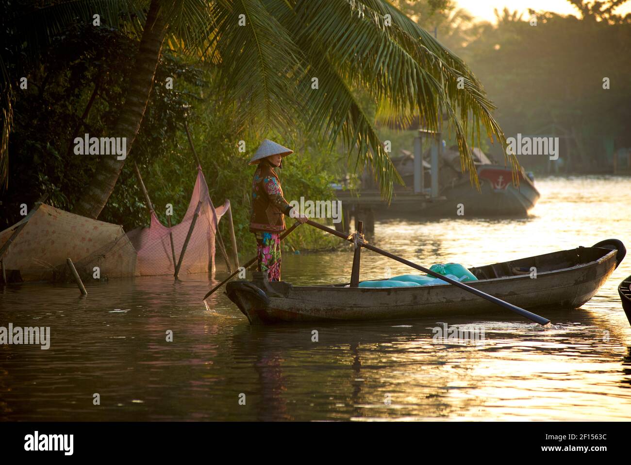 Vietnamesische Frau auf ihrem Boot auf Phong Điền frühmorgens schwimmenden Markt. In Der Nähe Von Can Tho, Mekong Delta, Vietnam Stockfoto