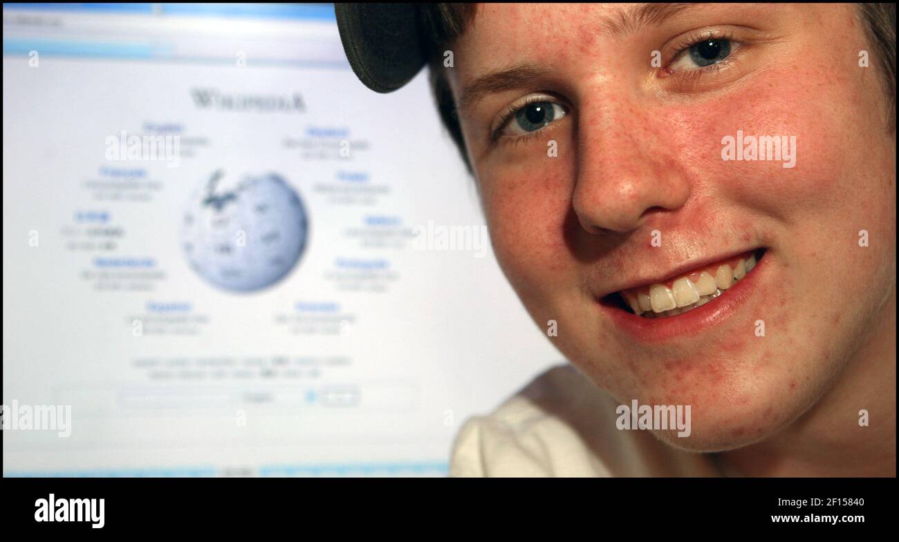 Eagan High School Student John Warkel hochgeladen Update-Informationen auf Wikipedia.com der Tag des Zusammenbruchs. (Foto von Tom Wallace/Minneapolis Star Tribune/MCT/Sipa USA) Stockfoto