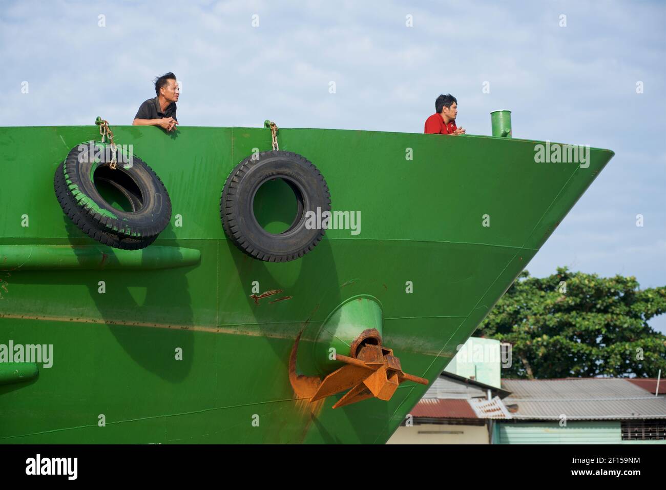 Passagiere an Bord eines vietnamesischen Schiffes auf dem Fluss Cai Rang, Provinz Tien Giang, Mekong Delta, Vietnam Stockfoto