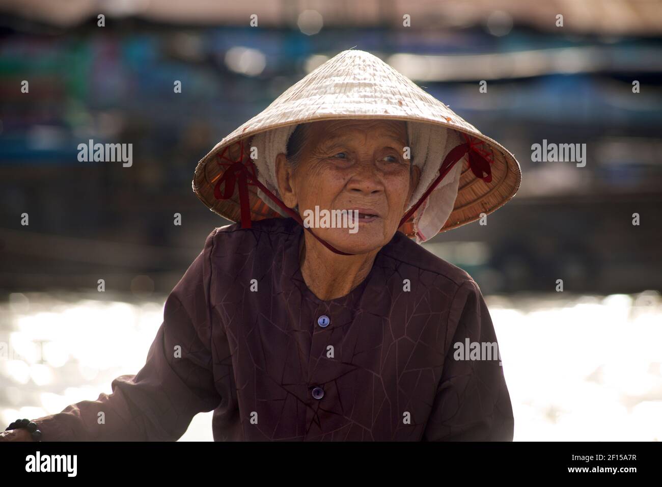 Vietnamesische Frau in einem unverwechselbaren konischen Hut. Cai Rang Floating Market, Mekong Delta, Vietnam Stockfoto