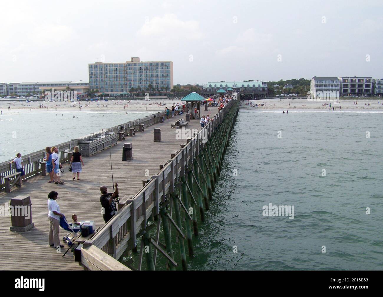 Genießen Sie eine großartige Aussicht im Mini-Pavillon an der Spitze des Taylor Piers. Das Holiday Inn auf der linken Seite ist das einzige Hochhaus am Folly Beach in South Carolina. (Foto von John Bordsen/Charlotte Observer/MCT/Sipa USA) Stockfoto