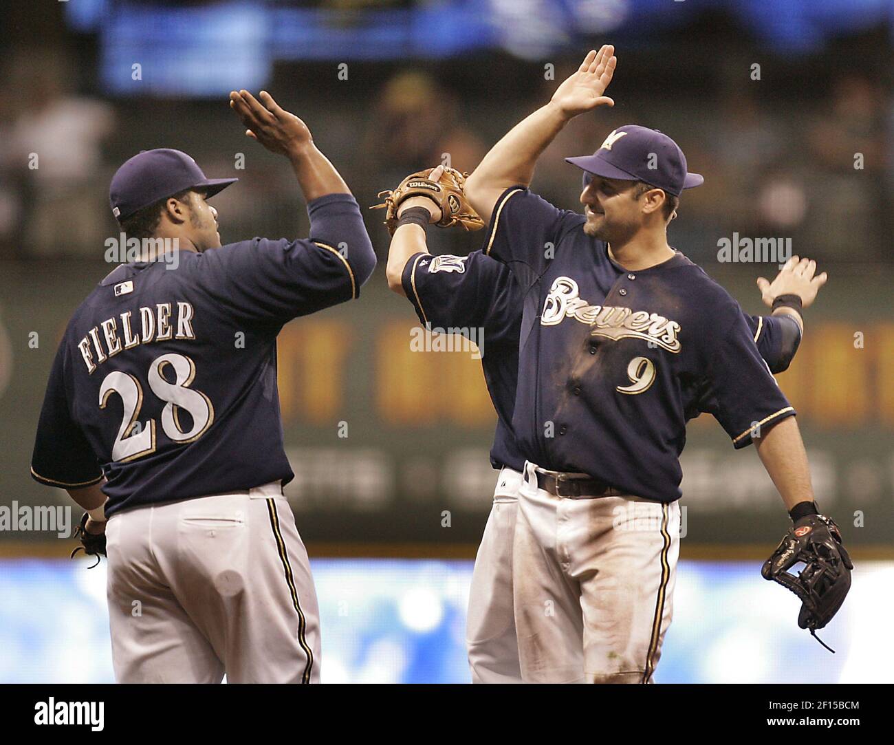 Milwaukee Brewers Prince Fielder, links, und Teamkollege Tony Graffanino feiern ihren 6-5 Sieg über die Philadelphia Phillies, Samstag, 4. August 2007, im Miller Park in Milwaukee, Wisconsin. (Foto von MaryJo Walicki/Milwaukee Journal Sentinel/MCT/Sipa USA) Stockfoto