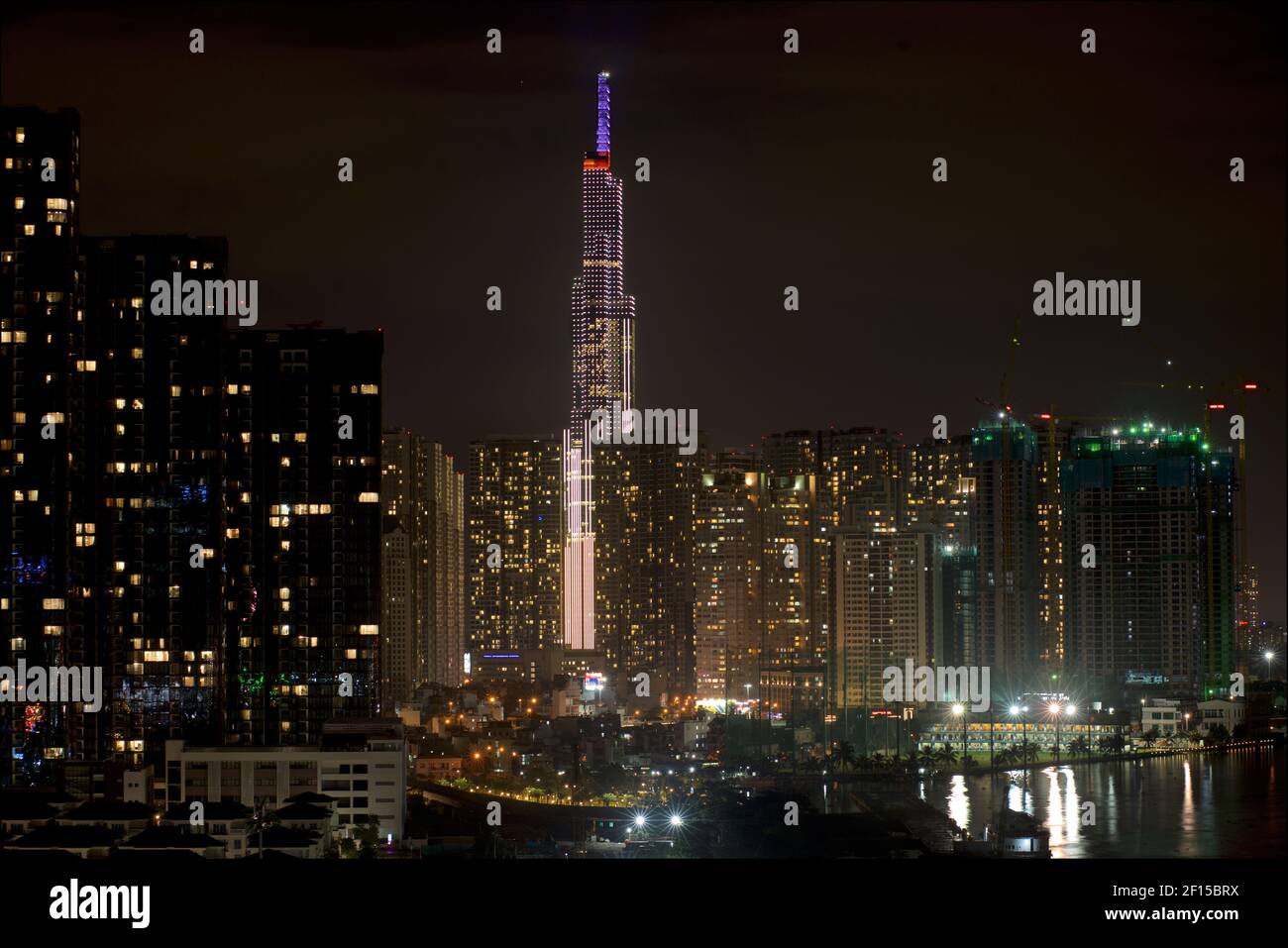 Ho Chi Minh Stadt beleuchtet bei Nacht ... Wahrzeichen 81 Wolkenkratzer. Tan Cang, Ho-Chi-Minh-Stadt, Vietnam Stockfoto