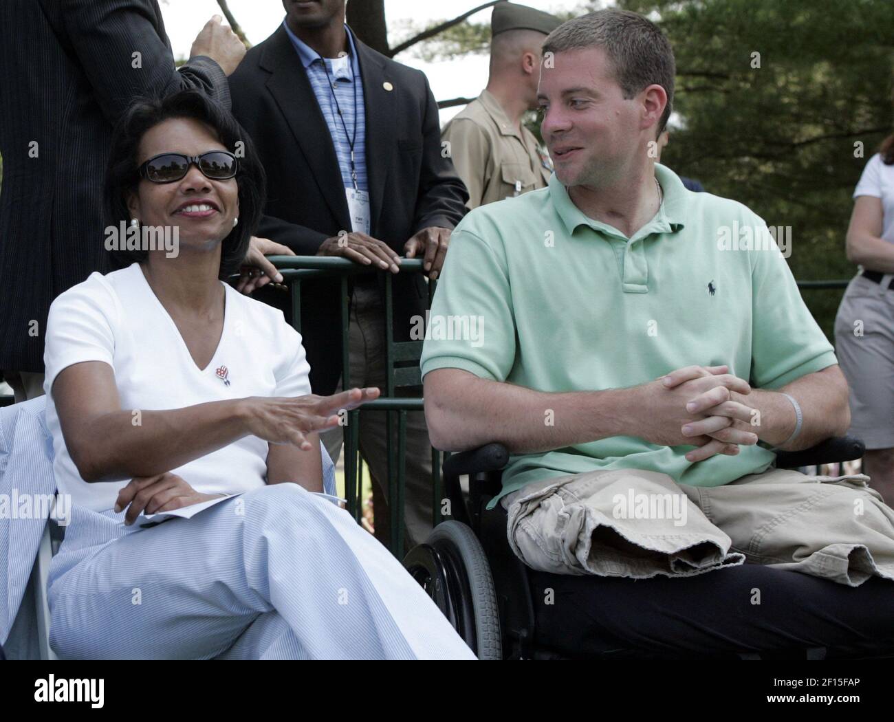 US-Außenministerin Condoleezza Rice spricht mit dem US Marine Lance Corporal Josh Bleill, der im Irak schwer verletzt wurde, während sie die zweite Runde des AT&T National Turniers vom 16th-Loch im Congressional Country Club in Bethesda, Maryland, am Freitag, den 6. Juli 2007 beobachten. (Foto von Saul Loeb/MCT/Sipa USA) Stockfoto