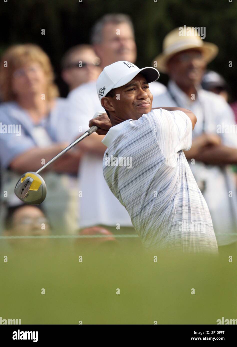 Tiger Woods sieht sein T Shirt auf dem 11th Loch w hrend des Pro