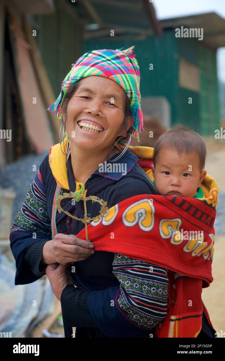 Vietnamesische Frau, die Kind auf dem Rücken trägt, Sapa, Provinz Lao Cai, Nordvietnam. Hmong Hilltribe. Stockfoto