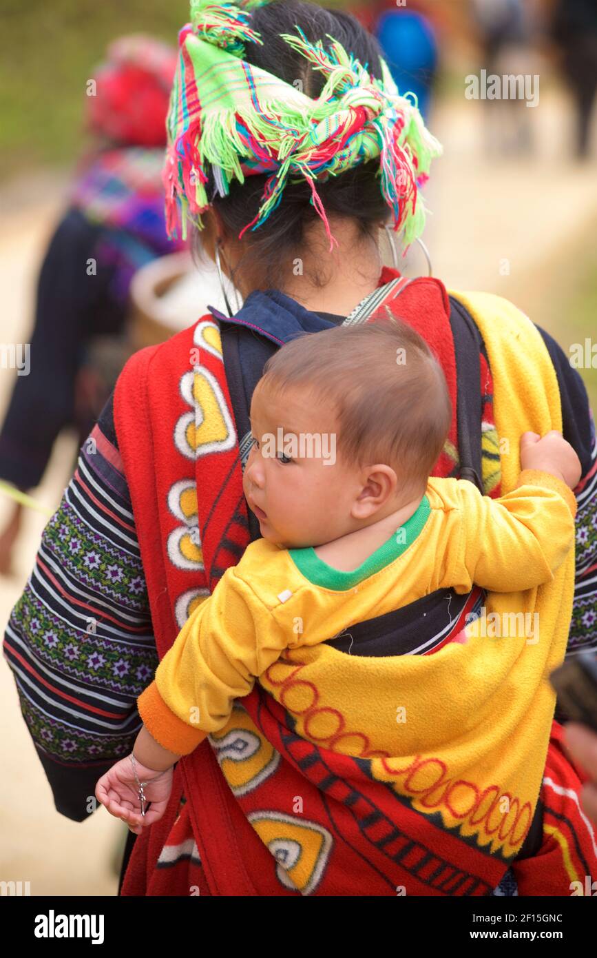 Vietnamesische Frau, die Kind auf dem Rücken trägt, Sapa, Provinz Lao Cai, Nordvietnam. Hmong Hilltribe. Stockfoto