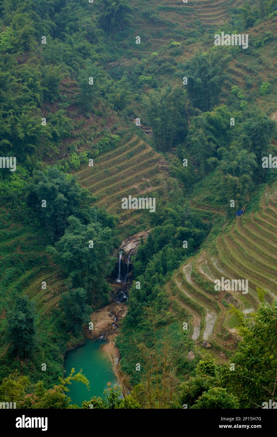 Ländliche Landschaft von Tal mit Wasserfall unten, umgeben von tsteep, terrassenförmig Feilds. Sapa Gebiet, Lao Cai Provinz, Nordvietnam Stockfoto