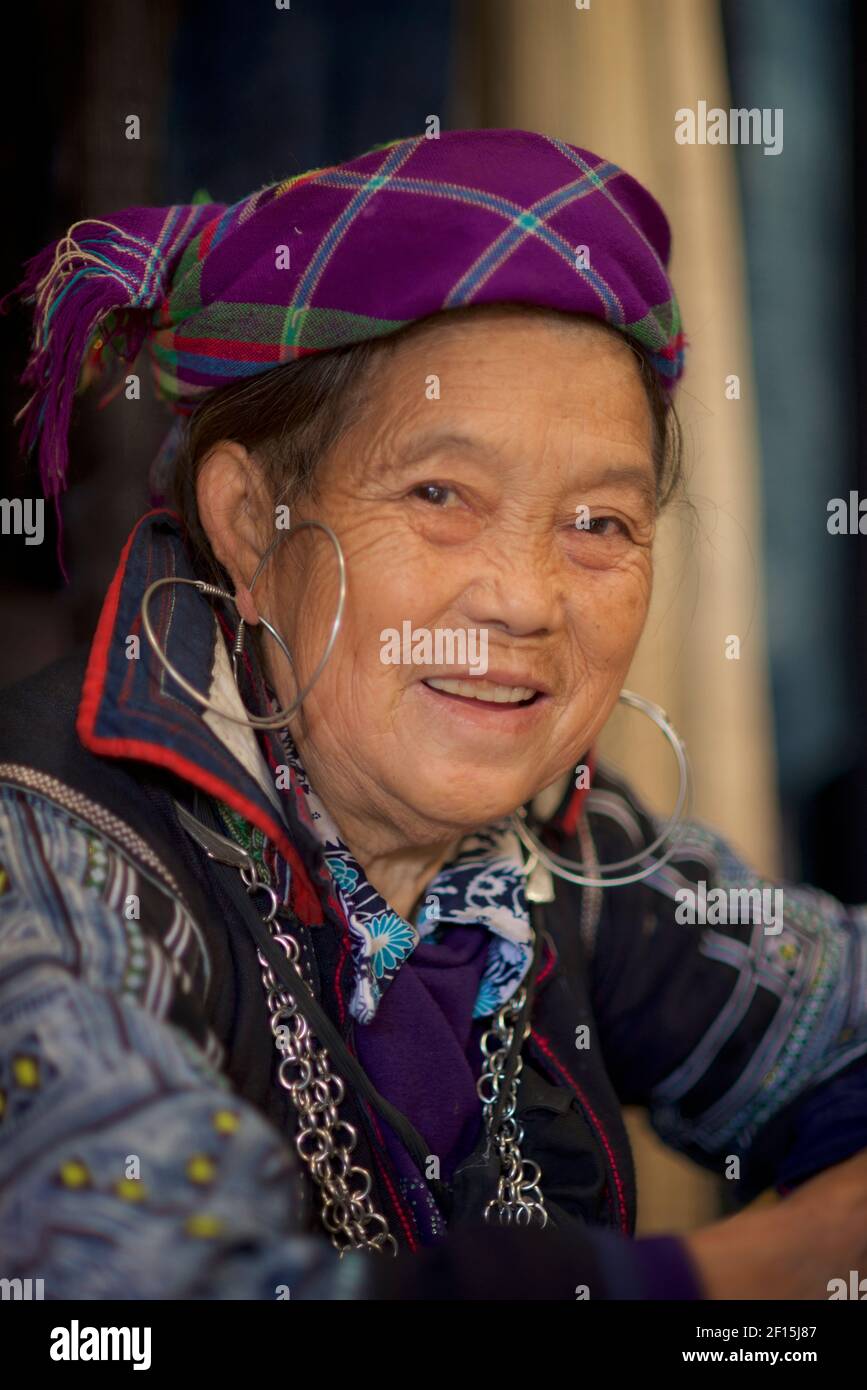 Porträt einer älteren Hmong-Frau, Sapa-Gebiet, Provinz Lao Cai, Nordvietnam Stockfoto