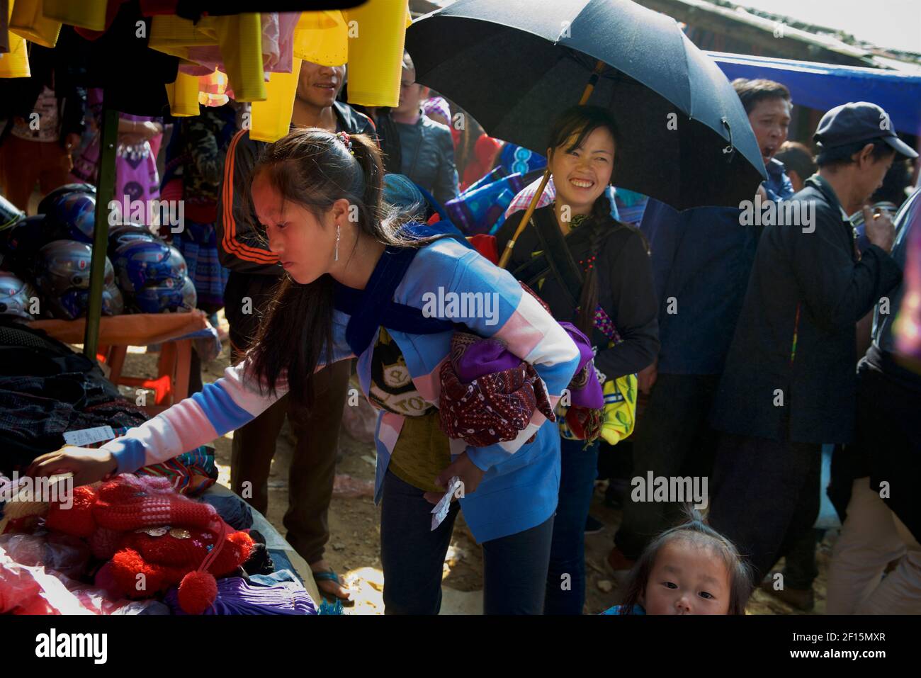 Blume Hmong Frauen und Kinder auf dem Markt, Can CAU, in der Nähe Bac Ha, Lao Cai Provinz, Vietnam Stockfoto