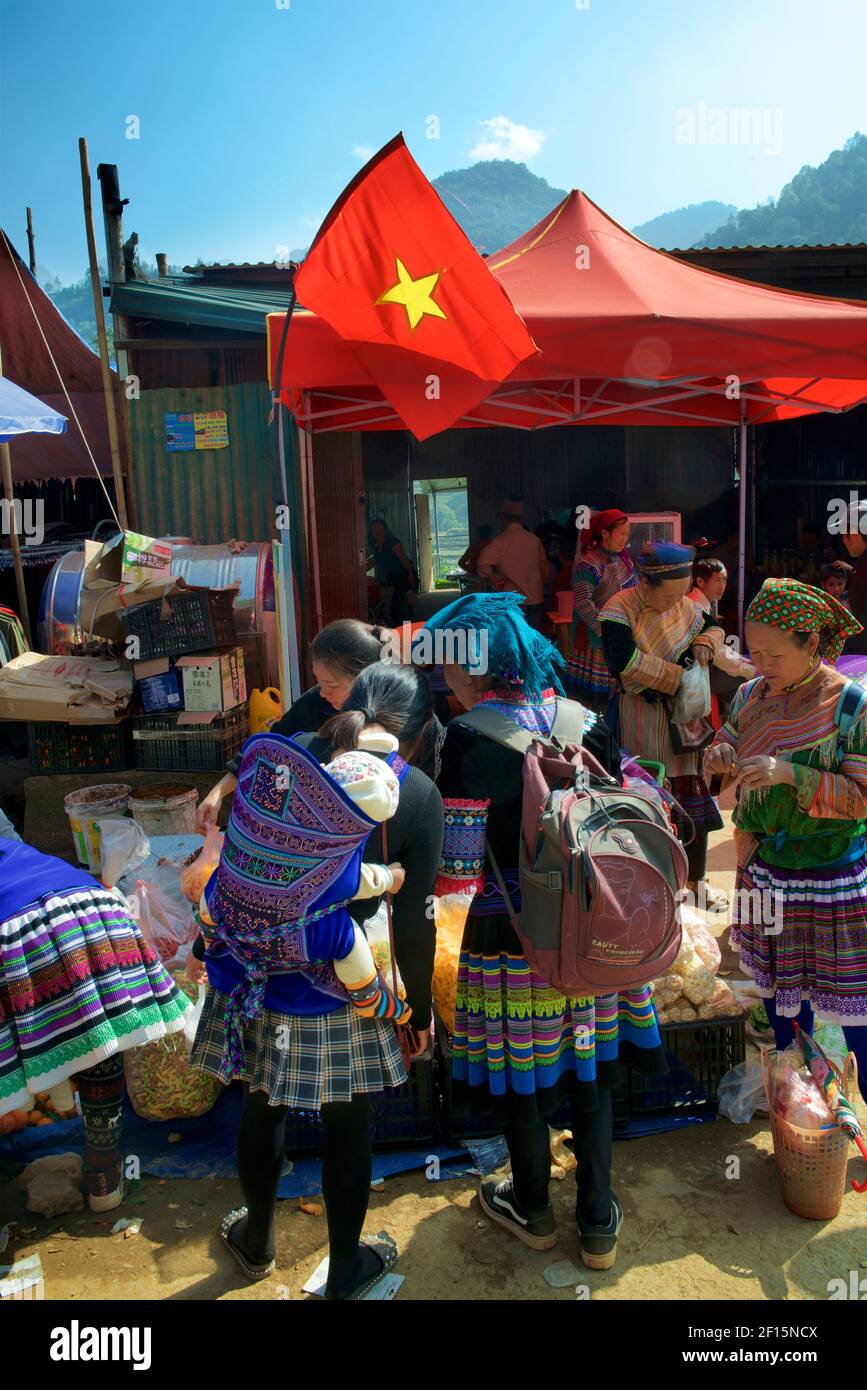 Blume Hmong Frauen und Kinder auf dem Markt, Can CAU, in der Nähe Bac Ha, Lao Cai Provinz, Vietnam Stockfoto