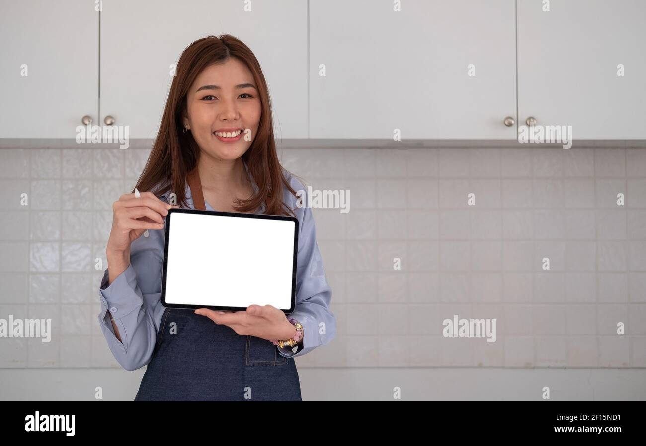 Mockup Bild einer Frau Unternehmer hält schwarze Tablette mit weißem leeren Bildschirm. Stockfoto