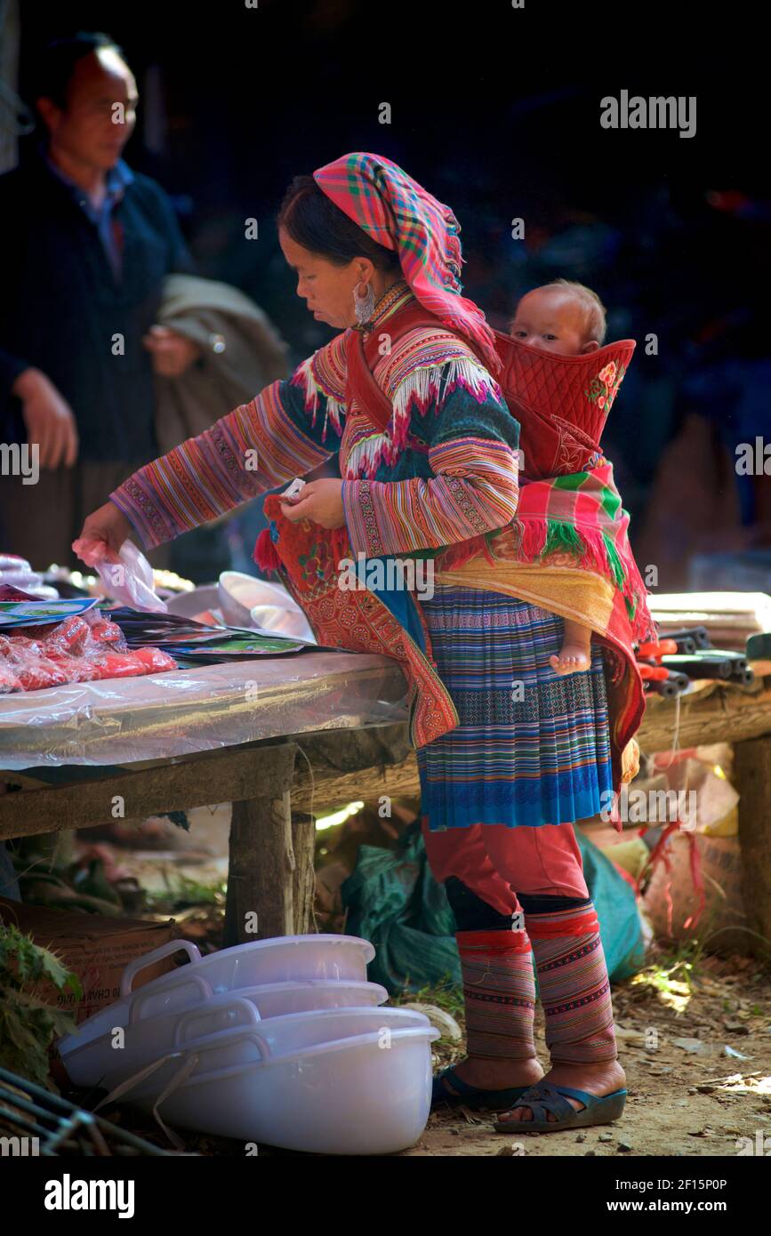 Blume Hmong Mutter und Kind auf dem Markt, Can CAU, in der Nähe Bac Ha, Lao Cai Provinz, Vietnam Stockfoto