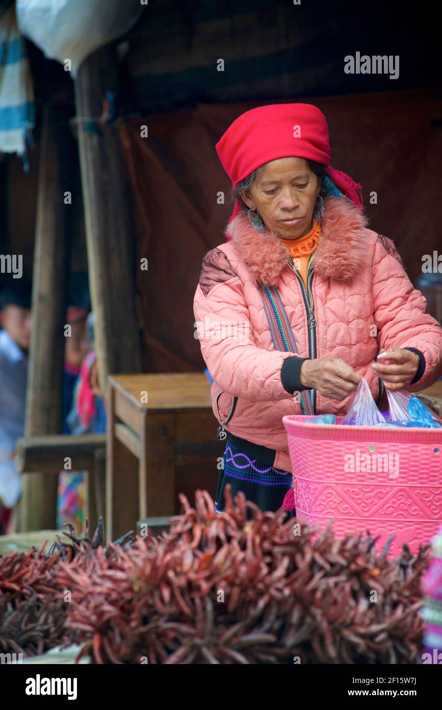 Hmong Frau verkauft ried rote Chilischoten auf Can CAU Markt, Lao Cai Provinz, Nord-Vietnam.ong Stockfoto