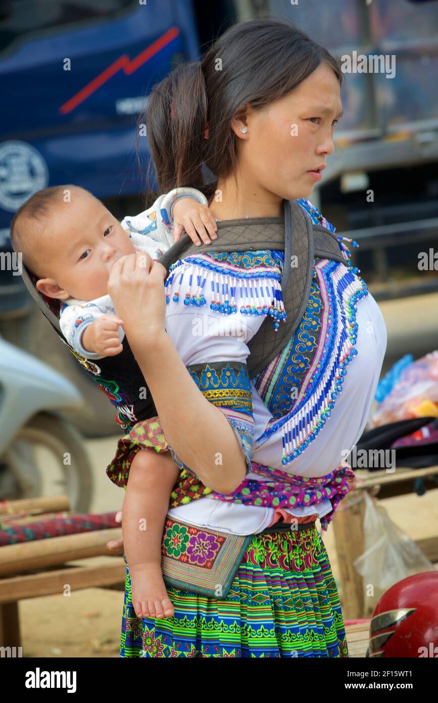 Blume Hmong Mutter und Kind auf dem Markt, Can CAU, in der Nähe Bac Ha, Lao Cai Provinz, Vietnam Stockfoto
