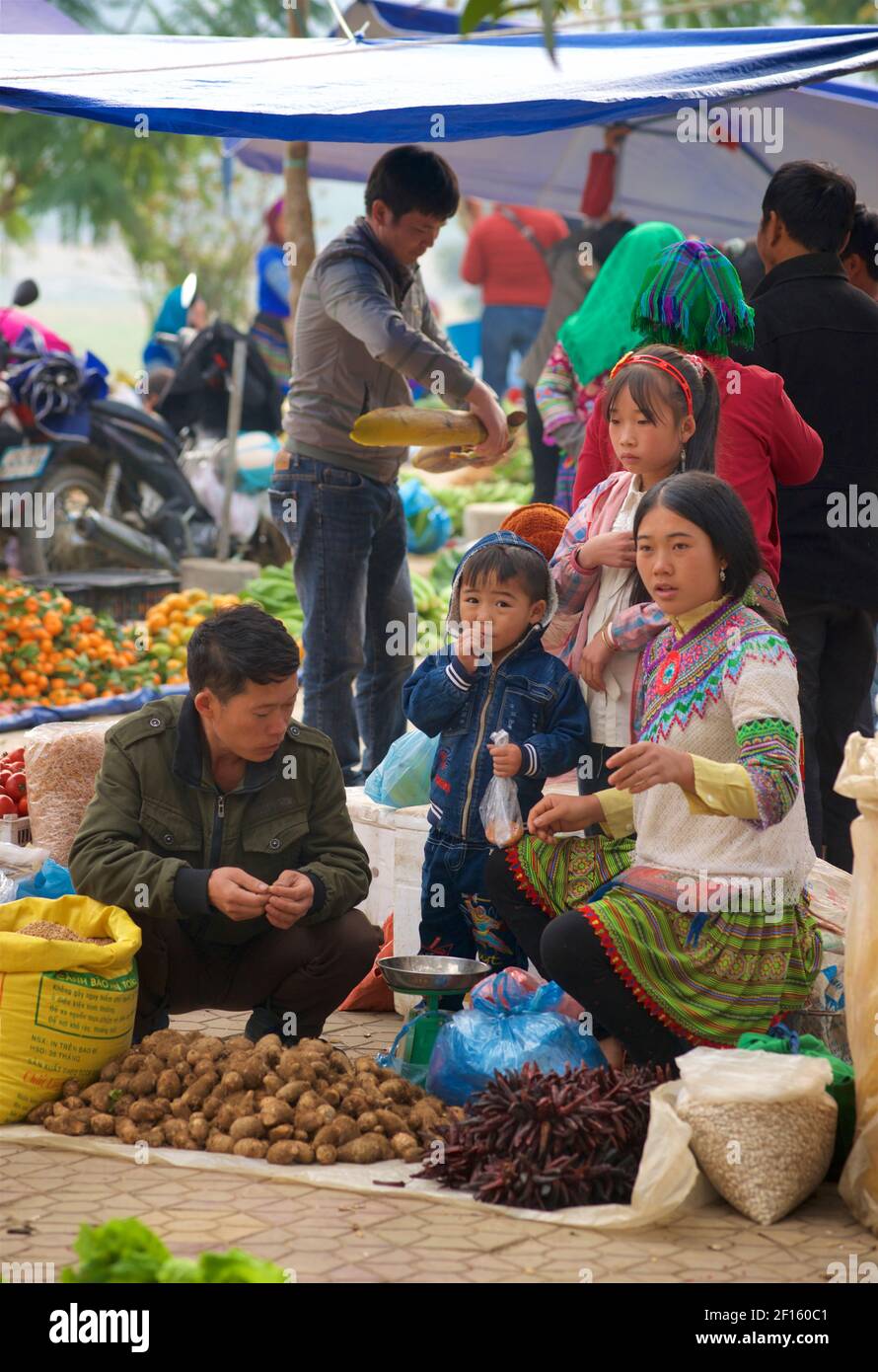 Blume Hmong Familie in einer Mischung aus traditionellen Stil und moderne Kleidung. BAC Ha Markt, Lao Cai Provinz, Vietnam. Stockfoto
