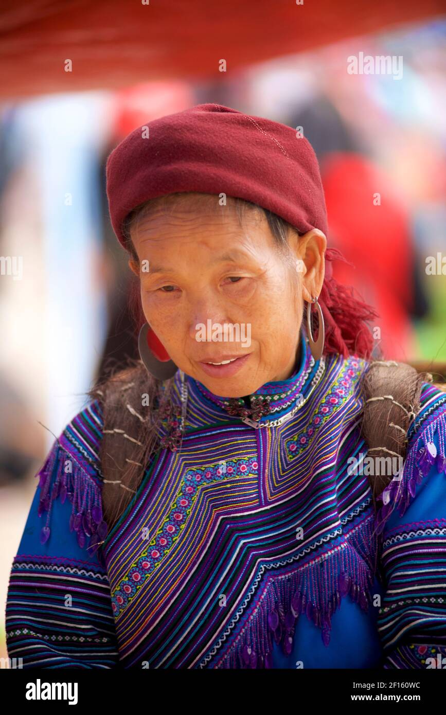 Blume Hmong Frau in Stammeskleidung auf dem Markt. BAC Ha, Lao Cai Provinz. nordvietnam Stockfoto