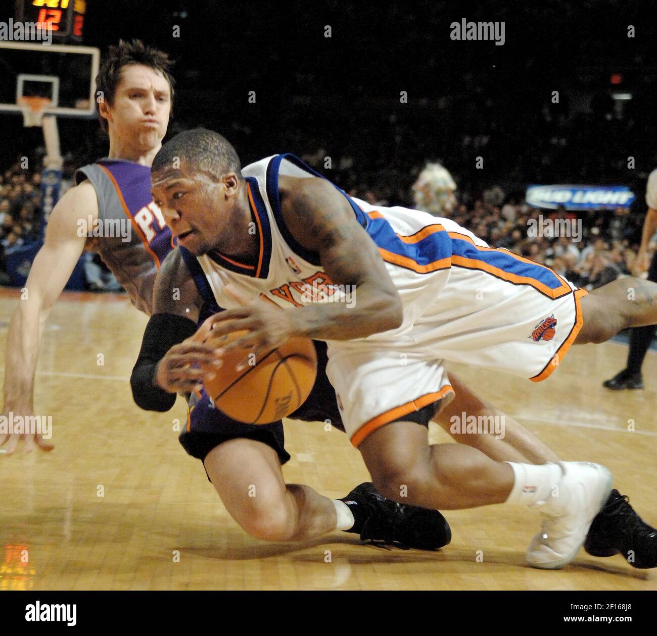 Nate Robinson von New York Knicks stürzt am Mittwoch, den 24. Januar 2007, gegen Steve Nash von Phoenix Suns, während er im ersten Viertel im Madison Square Garden in New York zum Korb fährt. (Foto von J. Conrad Williams Jr./Newsday/MCT/Sipa USA) Stockfoto