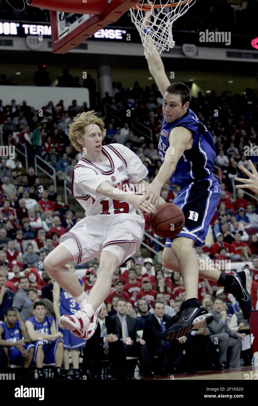 Trevor Ferguson (15) des Staates North Carolina schiesst einen Pass über die Fahrspur vorbei an Josh McRoberts (2) des Herzogs Ende der zweiten Hälfte im RBC Center in Raleigh, North Carolina, Samstag, 20. Januar 2007. Die Blue Devils besiegten das Wolfpack 79-56. (Foto von Ted Richardson/Raleigh News & Observer/MCT/Sipa USA) Stockfoto