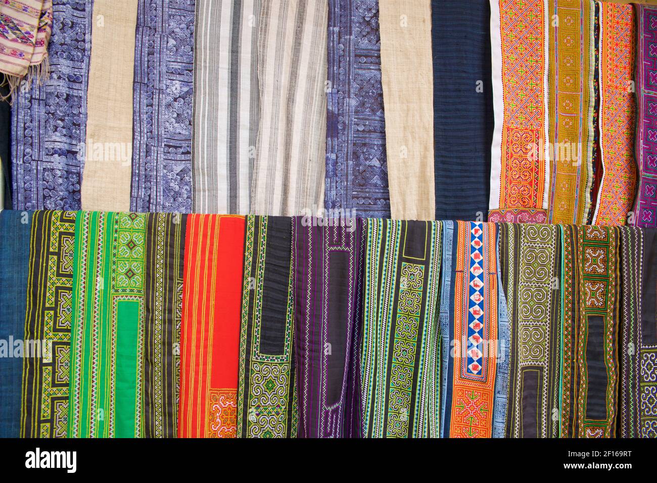 Bunte Hmong Stoff zum Verkauf bei Bac Ha Markt, Vietnam. Stockfoto