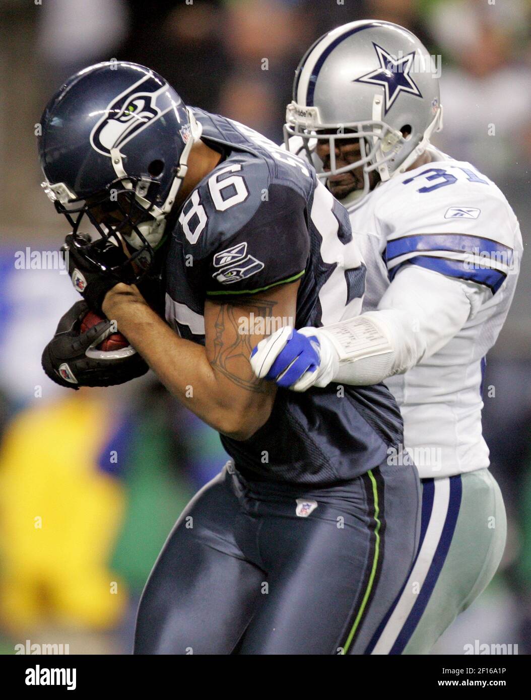 Der Seattle Seahawks' Jerramy Stevens (86) erzielt im vierten Viertel des NFC Wild Card Spiels den siegreichen Touchdown gegen Dallas Cowboys Defensivverteidiger Roy Williams. Die Seahawks besiegten die Cowboys, 21-20, im Qwest Feld in Seattle, Washington, Samstag, 6. Januar 2007. (Foto: Khampha Bouaphanh/Fort Worth Star-Telegram/MCT/Sipa USA) Stockfoto
