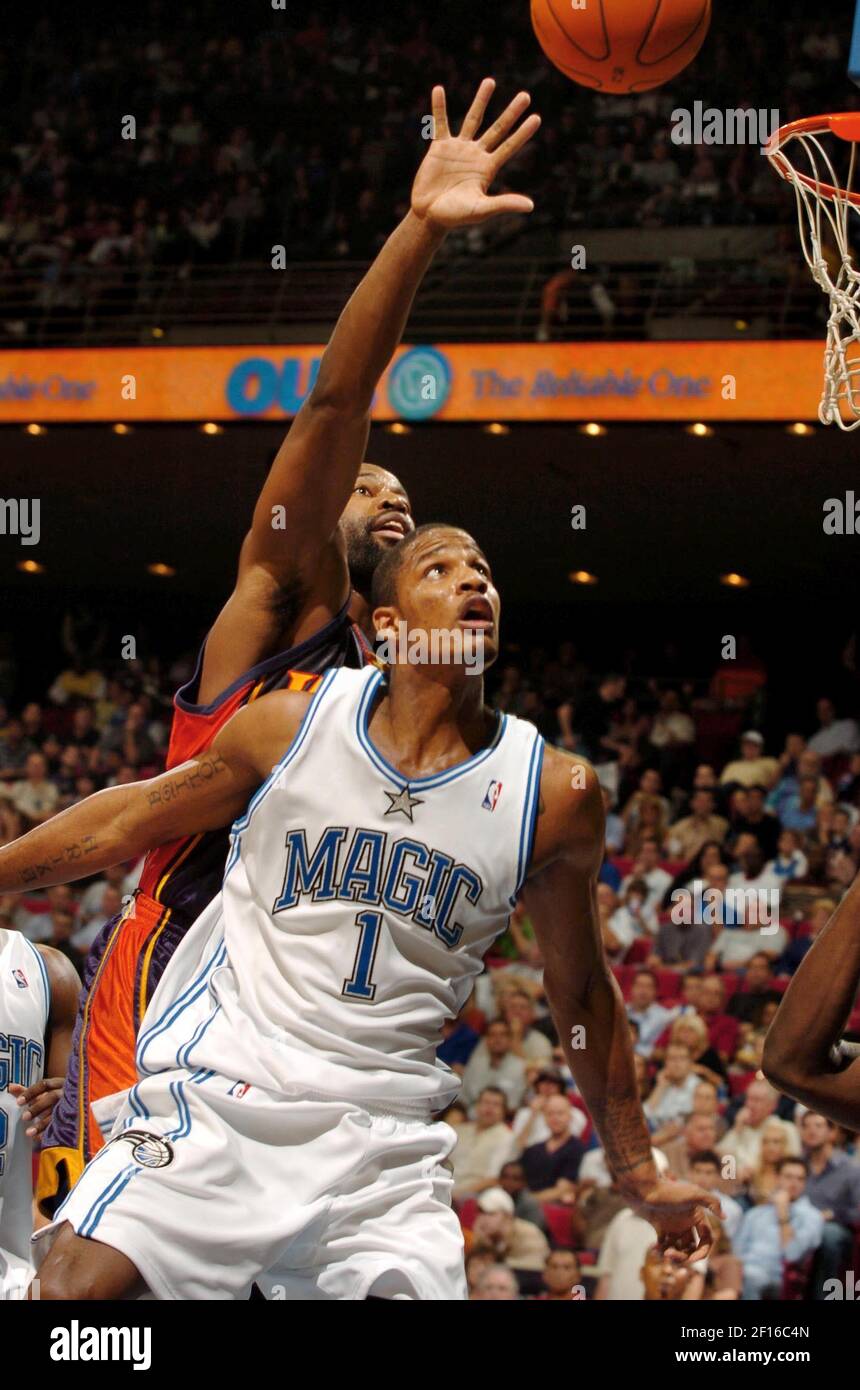 Orlando Magic Forward Trevor Ariza blockiert Golden State Warriors Garde Baron Davis in der Amway Arena in Orlando, Florida, Freitag, 22. Dezember 2006. (Foto von Stephen M. Dowell/Orlando Sentinel/MCT/Sipa USA) Stockfoto