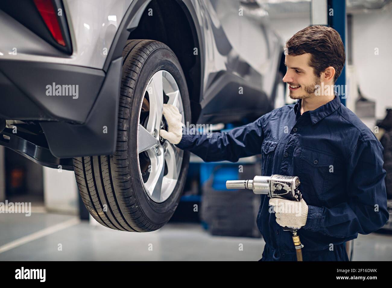 Auto-Reparatur-Service-Center. Mechaniker bei der Arbeit Stockfoto