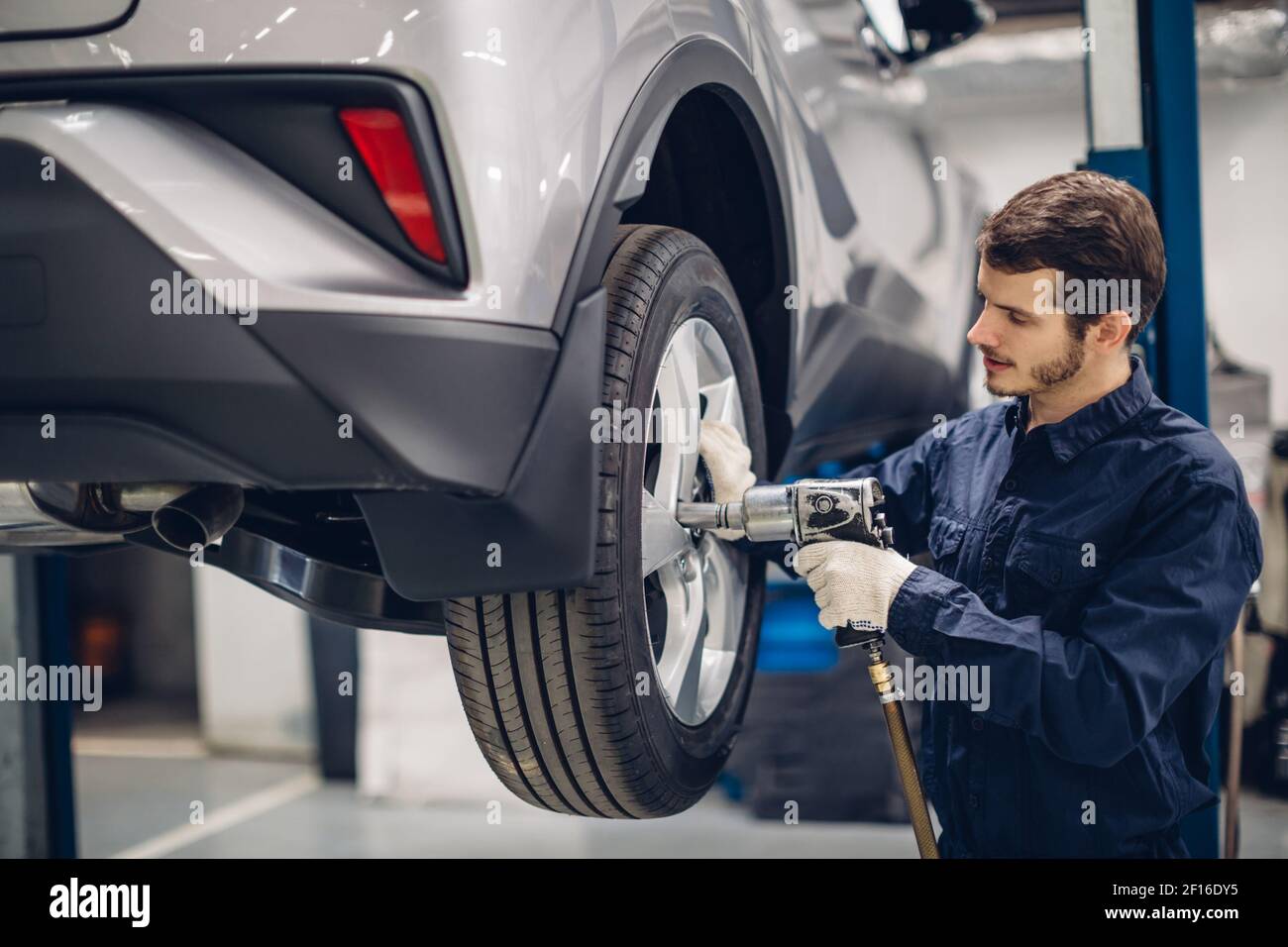 Auto-Reparatur-Service-Center. Mechaniker bei der Arbeit Stockfoto