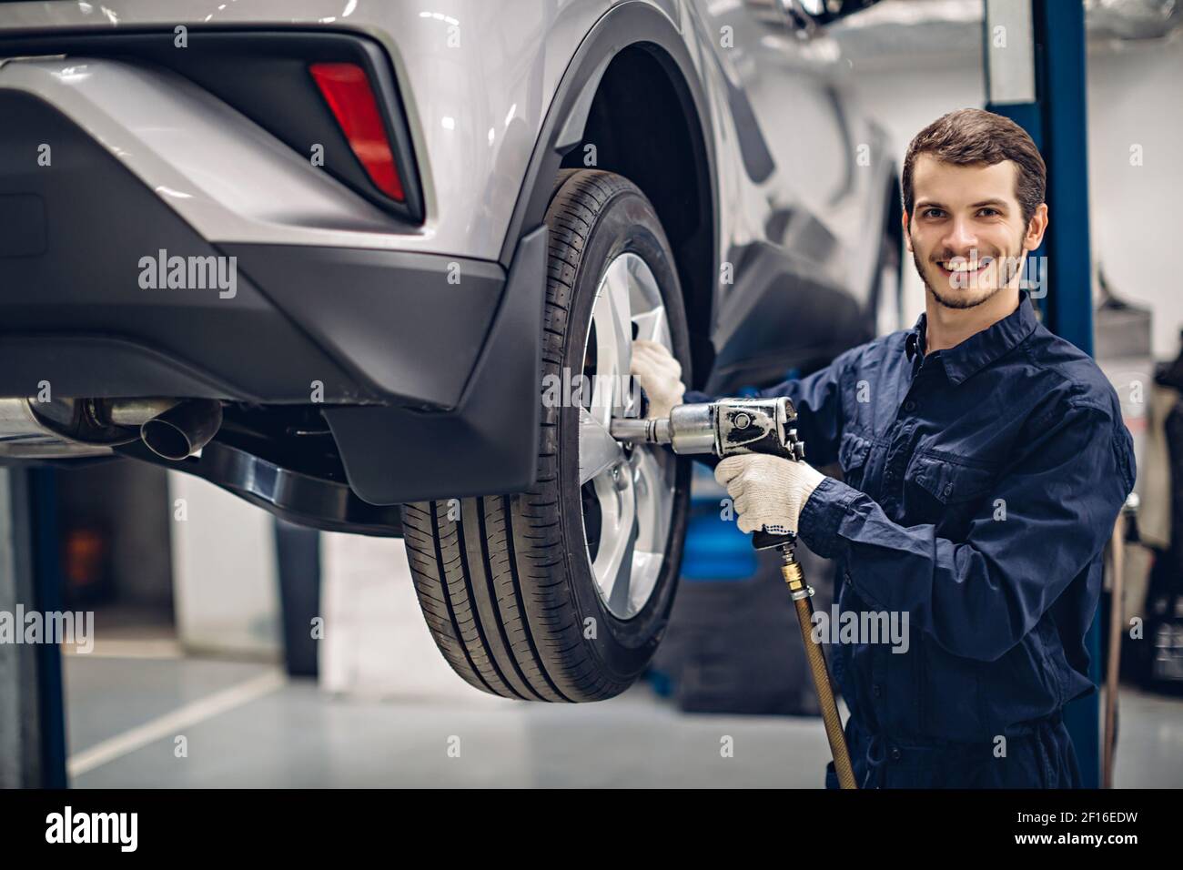 Auto-Reparatur-Service-Center. Mechaniker bei der Arbeit Stockfoto