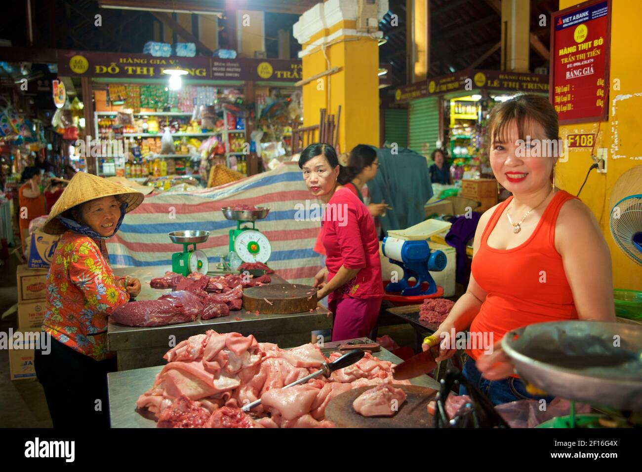 Vietnamesische Frau verkauft Fleisch auf Hoi an Markt, Vietnam Stockfoto