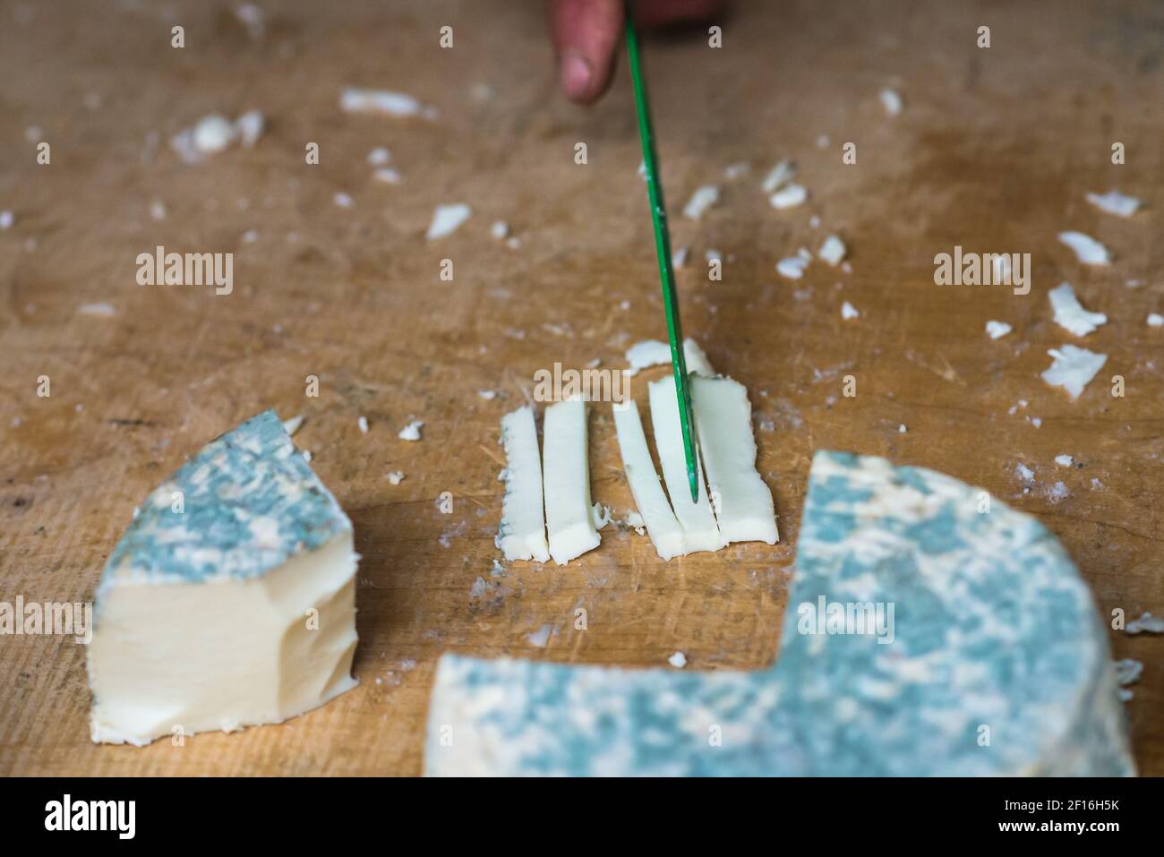 Käsestücke mit blauer Form Stockfoto