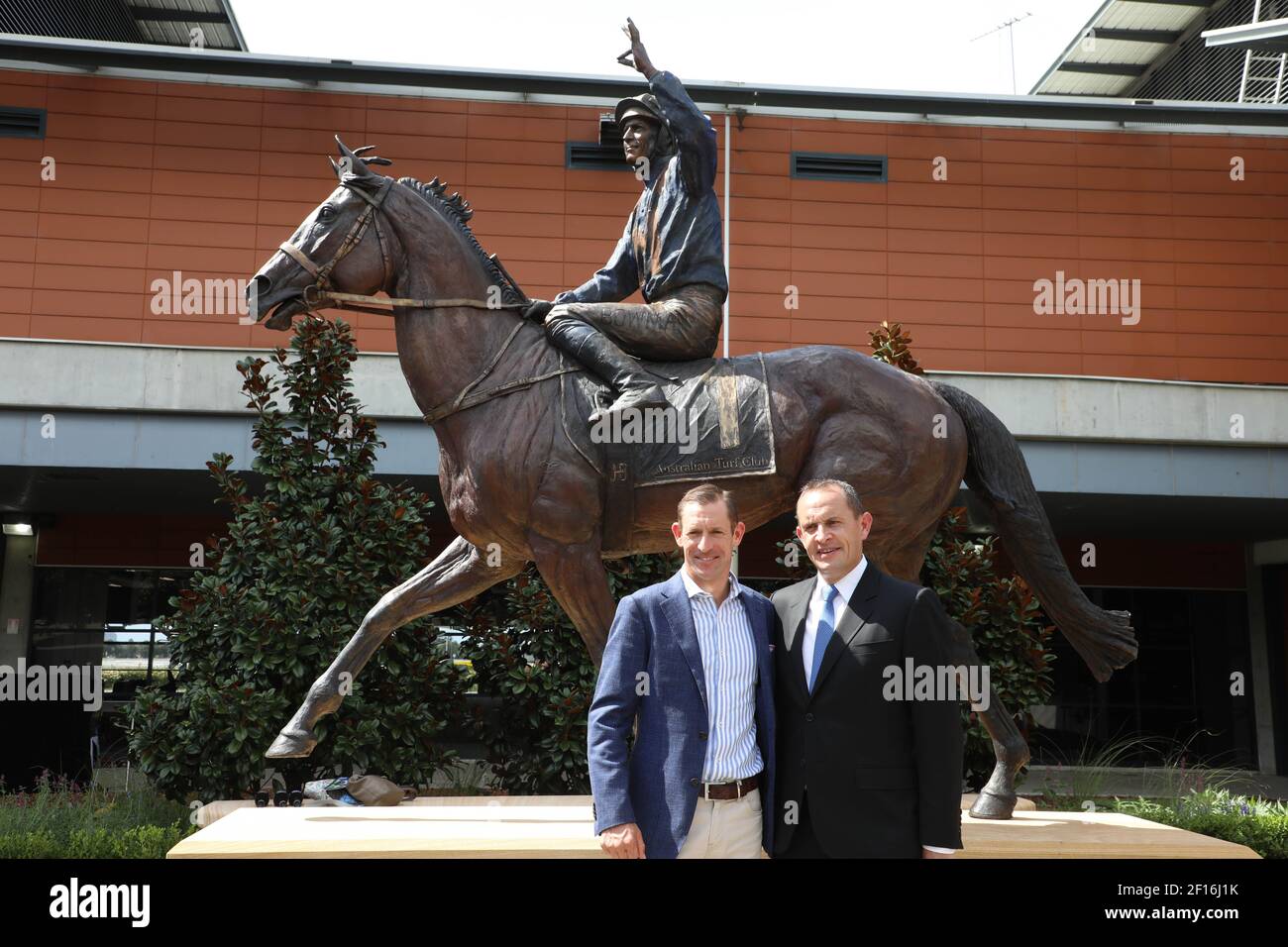 Sydney, Australien. 8th. März 2021. Eine Statue des Rennpferdes Winx wurde auf ihrer Heimstrecke in Rosehill Gardens enthüllt, um die Weltrekordleistung der pensionierten Meisterin zu feiern, darunter 33 Siege in der Karriere (25 in der Gruppe 1), die der mächtigen Stute mehr als $26 Millionen in Preismoney einbrachten. Im Bild: Hugh Bowman (Jockey) und Chris Waller (Trainer). Kredit: Richard Milnes/Alamy Live Nachrichten Stockfoto