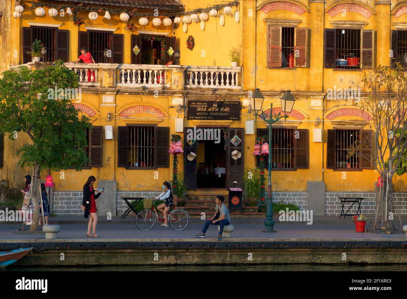 Café am Wasser neben Bach Dang st, Hoi an, Provinz Quảng Nam, Vietnam. Thu Bon River Stockfoto