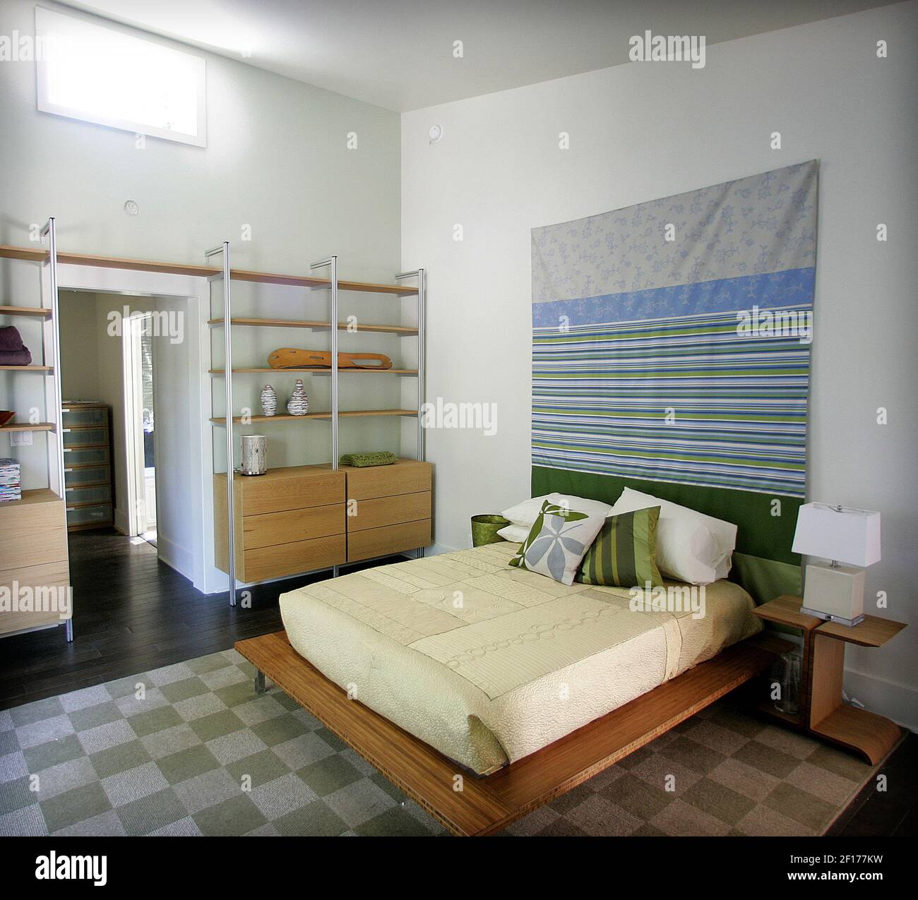 Dieses Gästezimmer/Büro wird im Sunset Magazin mit dem Thema "Celebration Idea House" vorgestellt, wie am 15. Mai 2006 in Menlo Park, Kalifornien, dargestellt. Das Haus soll die Zukunft der Bautechnik zeigen. (Foto von Rick E. Martin/San Jose Mercury News/KRT) Stockfoto