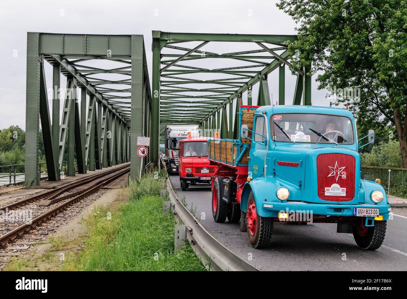 mauthausen, österreich, 01. sep 2017, henschel Oldtimer-LKW über die donaubrücke in mauthausen beim Oldtimer-LKW-Treffen, Treffen für Vintage-T Stockfoto