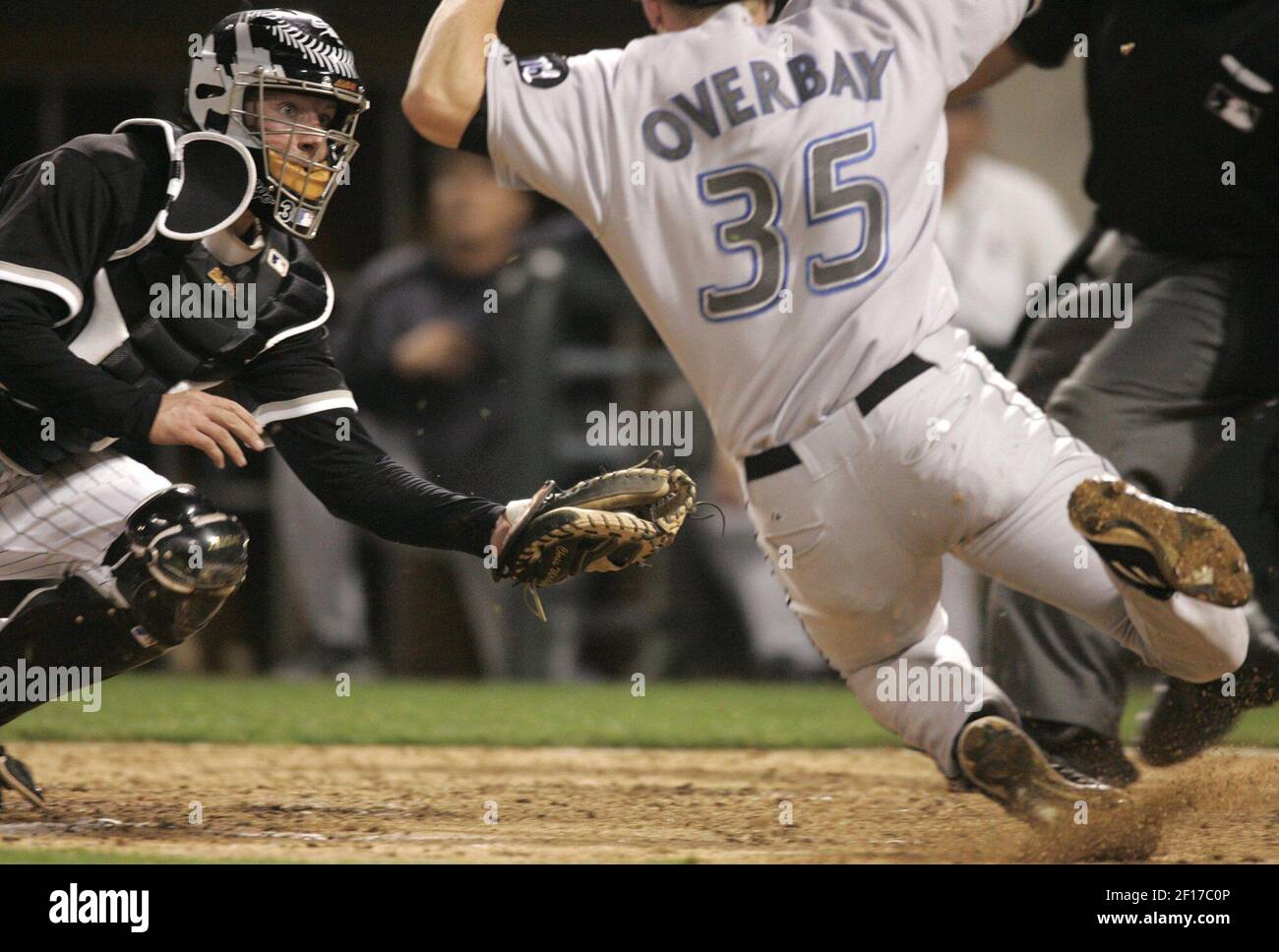 Chris Widger von Chicago White Sox wartet darauf, Toronto Blue Jays' Lyle Overbay im fünften Inning, Freitag, 14. April 2006, im US Cellular Field in Chicago, Illinois, auszustellen. (Foto von Scott Strazzante/Chicago Tribune/KRT) Stockfoto