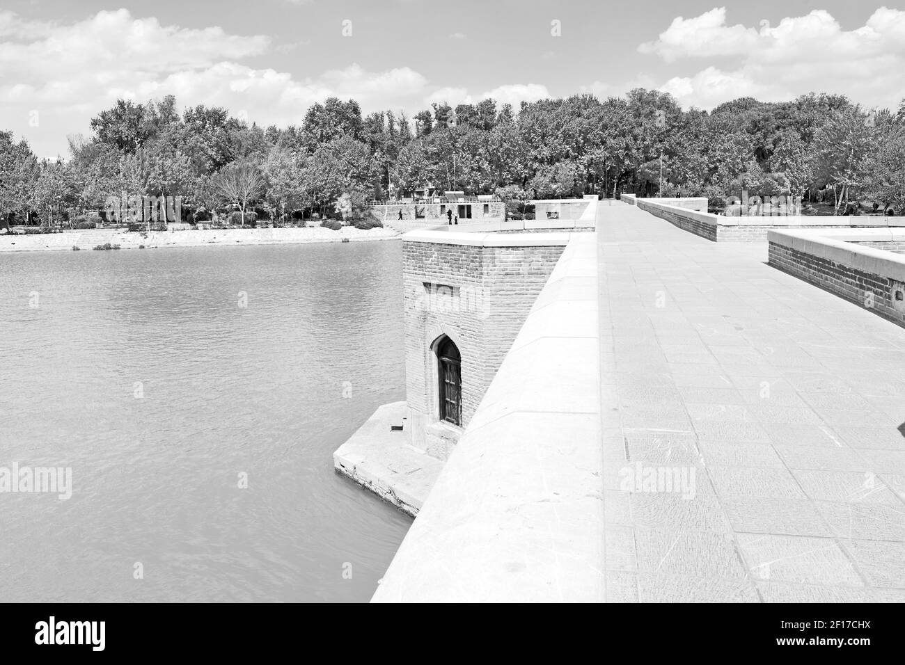 Im iran die alte Brücke und der Fluss Stockfoto